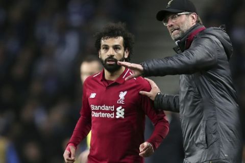 Liverpool manager Juergen Klopp, right, gives instructions to Liverpool's Mohamed Salah during the Champions League quarterfinals, 2nd leg, soccer match between FC Porto and Liverpool at the Dragao stadium in Porto, Portugal, Wednesday, April 17, 2019. (AP Photo/Luis Vieira)