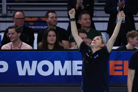 Η προπονήτρια της εθνικής ομάδας πόλο γυναικών, Αλεξία Καμμένου, πανηγυρίζει στον μικρό τελικό με την Ιταλία, στο Ευρωπαϊκό πρωτάθλημα του Αϊντχόφεν