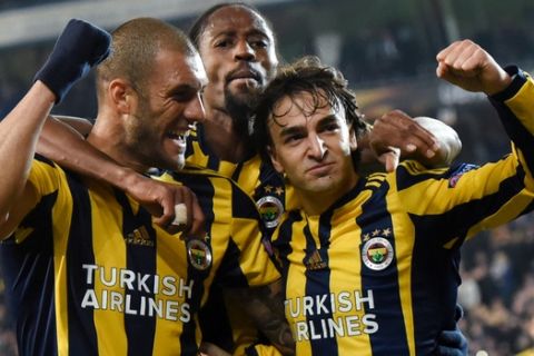 Fenerbahce's Lazar Markovic (R) celebrates with his teammates after scoring a goal against Celtic during the UEFA Europa League football match between Fenerbahce and Celtic at Fenerbahce Sukru Saracoglu stadium on December 10, 2015 in Istanbul.  / AFP / OZAN KOSE        (Photo credit should read OZAN KOSE/AFP/Getty Images)