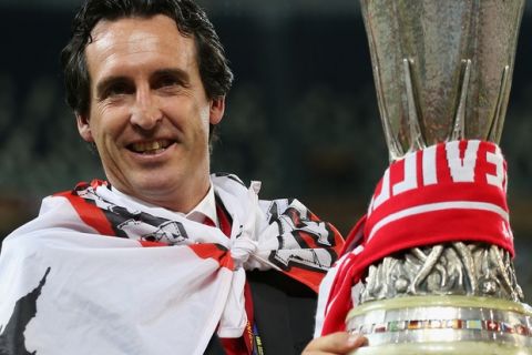 TURIN, ITALY - MAY 14:  Head Coach Unai Emery of Sevilla celebrates with the Europa league trophy during the UEFA Europa League Final match between Sevilla FC and SL Benfica at Juventus Stadium on May 14, 2014 in Turin, Italy.  (Photo by Clive Rose/Getty Images)