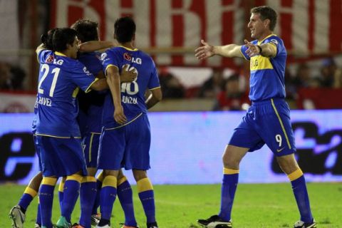 Boca Juniors' Martin Palermo (R) celebrates with teammates after Nicolas Colazo (in between players) scored their team's second goal against Huracan during their Argentine First Division soccer match in Buenos Aires, April 24, 2011.  REUTERS/Marcos Brindicci (ARGENTINA - Tags: SPORT SOCCER)