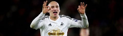 SOUTHAMPTON, ENGLAND - FEBRUARY 01:  Jonjo Shelvey of Swansea City celebrates after scoring the opening goal during the Barclays Premier League match between Southampton and Swansea City at St Mary's Stadium on February 1, 2015 in Southampton, England.  (Photo by Ian Walton/Getty Images)