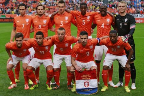 The Dutch soccer team with Daryl Janmaat, Daley Blind, Stefan de Vrij, Terence Kongolo, Bruno Martens Indi, and goalkeeper Jasper Cillessen , rear row from left, and Joel Veltman, Memphis Depay, Jordie Clasie, Robin van Persie, and Georginio Wijnaldum, front row from left, pose prior to the international friendly soccer match between Netherlands and Ecuador at ArenA stadium in Amsterdam, Netherlands, Saturday, May 17, 2014. (AP Photo/Peter Dejong)