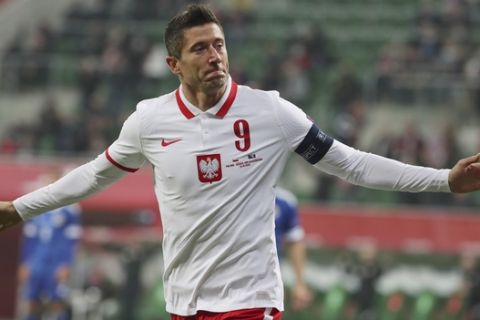 Ο Ρόμπερτ Λεβαντόβσκι πανηγυρίζει το γκολ της Πολωνίας κόντρα στη Βοσνία