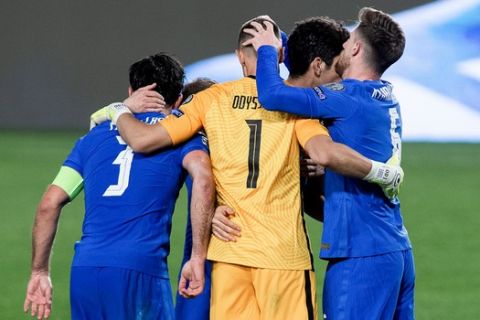 Οι παίκτες της Εθνικής Ελλάδας πανηγυρίζουν την ισοπαλία κόντρα στην Ισπανία για τα προκριματικά του Παγκοσμίου Κυπέλλου.