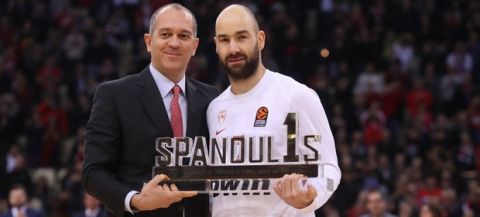 Ο βράβευση του πρώτου σκόρερ στην ιστορία της EuroLeague, Βασίλη Σπανούλη