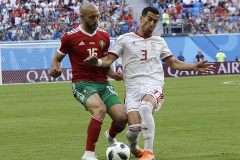Ο Εχσάν Χατζισαφί με τον Νορντίν Αμραμπάτ σε μονομαχία στο Παγκόσμιο Κύπελλο της Ρωσίας