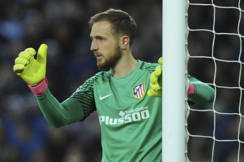 Atletico Madrid goalkeeper Jan Oblak directs his teammates during the Champions League quarterfinal second leg soccer match between Leicester City and Atletico Madrid at King Power Stadium, Leicester, England, Tuesday, April 18, 2017. (AP Photo/Rui Vieira)