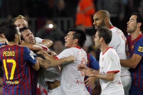 Barcelona's and Sevilla's players argue after a penalty during their Spanish First division soccer league match at Camp Nou stadium in Barcelona, October 22, 2011. REUTERS/Albert Gea (SPAIN - Tags: SPORT SOCCER)
