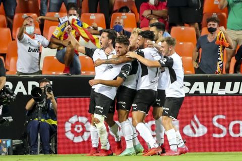 Οι παίκτες της Βαλένθια πανηγυρίζουν το γκολ του Ούγο Δούρο κόντρα στη Ρεάλ, στο Μεστάγια σε αγώνα για τη La Liga