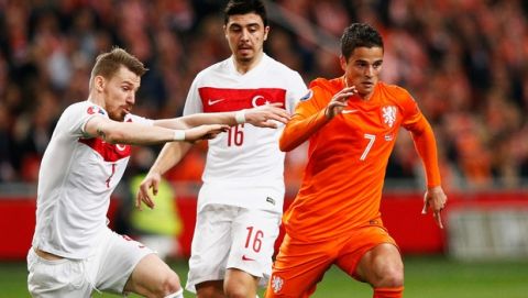 AMSTERDAM, NETHERLANDS - MARCH 28:  Ibrahim Afellay of Netherlands and Serdar Aziz of Turkey batle for the ball during the UEFA EURO 2016 qualifier match bewteen the Netherlands and Turkey held at Amsterdam Arena on March 28, 2015 in Amsterdam, Netherlands.  (Photo by Dean Mouhtaropoulos/Getty Images)