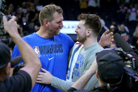 NBA, Σανς - Μάβερικς: Η αγκαλιά του Ντόντσιτς με τον Νοβίτσκι μετά από το Game 7