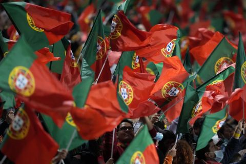 Σημαίες της Πορτογαλίας σε αναμέτρηση κόντρα στη Σερβία στο Λουζ