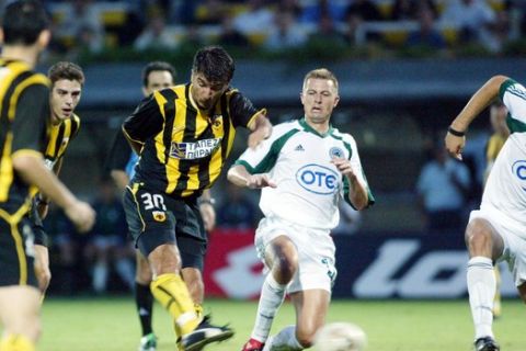Ο Ίλια Ίβιτς σκοράρει το 1-0 στο ντέρμπι της ΑΕΚ με τον Παναθηναϊκό το 2002, το τελευταίο των δύο ομάδων στη Φιλαδέλφεια