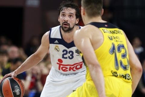 Real Madrid's Sergio Llull, left, controls the ball as Fenerbahce's Bogdan Bogdanovic defends during their Final Four Euroleague semifinal basketball match at Sinan Erdem Dome in Istanbul, Friday, May 19, 2017. (AP Photo/Lefteris Pitarakis)