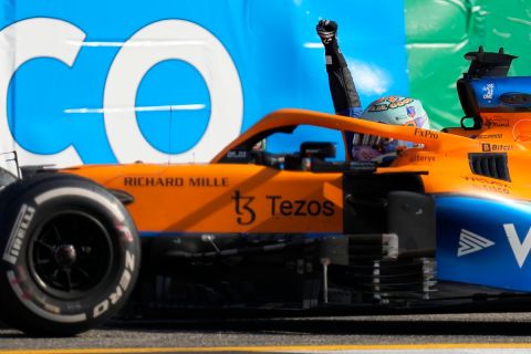 Ο Ντάνιελ Ρικιάρντο πανηγυρίζει τον θρίαμβό του στο GP Ιταλίας