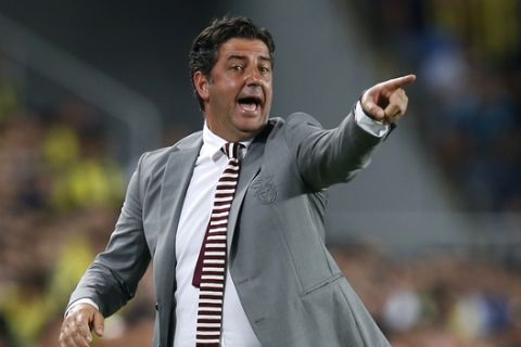 Benfica coach Rui Vitoria gestures during the Champions League third qualifying round, second leg, soccer match between Fenerbahce and Benfica at the Sukru Saracoglu stadium in Istanbul, Tuesday, Aug. 14, 2018. (AP Photo/Lefteris Pitarakis)