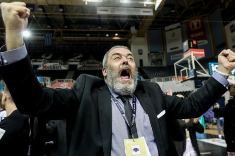 Ο Θανάσης Χατζόπουλος πανηγυρίζει τη νίκη του ΠΑΟΚ σε αγώνα της Stoiximan Basket League