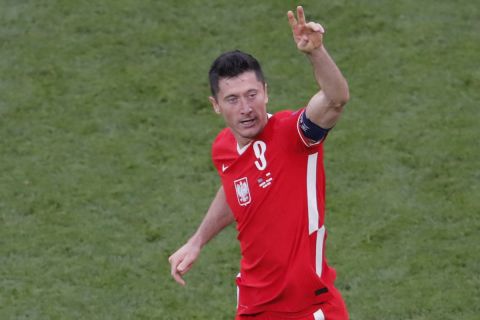 Ο Ρόμπερτ Λεβαντόβσκι πανηγυρίζει γκολ του στο Σουηδία - Πολωνία για το Euro 2020.