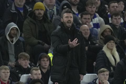 Middlesbrough's head coach Michael Carrick gestures during the English League Cup semi final second leg soccer match between Chelsea and Middlesbrough at the Stamford Bridge stadium in London, England, Tuesday, Jan. 23, 2024. (AP Photo/Kin Cheung)