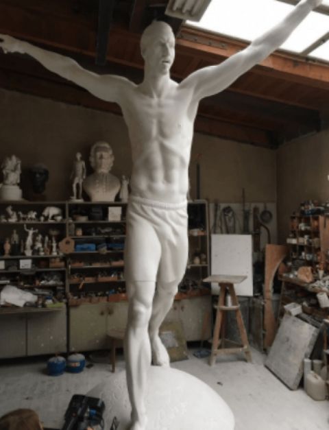 Αυτό είναι το άγαλμα του Ιμπραχίμοβιτς