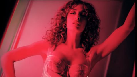 Το νέο τραγούδι της σέξι Φουρέιρα είναι στη γλώσσα του Μποτία!