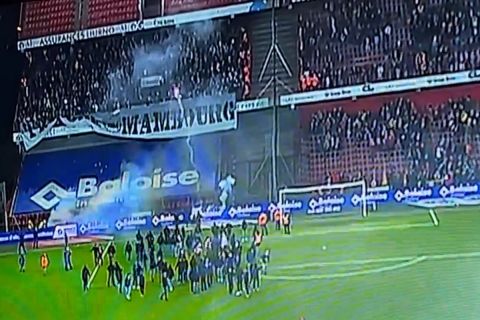 Χάος με εισβολή οπαδών στο γήπεδο και οριστική διακοπή στο Σταντάρ Λιέγης - Σαρλερουά
