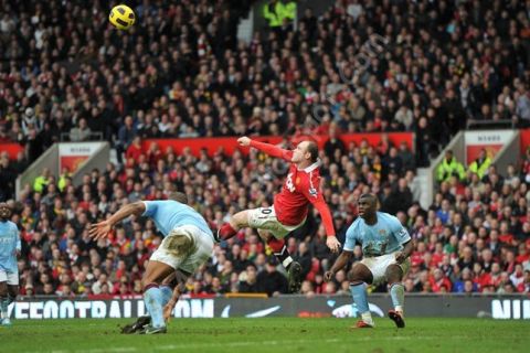 Manchester United's Wayne Rooney (centre) scores their second goal from inside the penalty area from an overhead kick