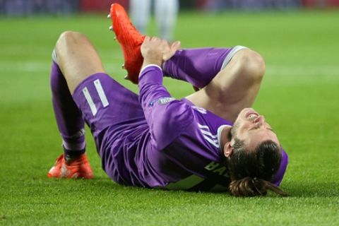 Real Madrid's forward Gareth Bale gets injury during the UEFA Champions League Group F football match Sporting CP vs Real Madrid at the Alvalade stadium in Lisbon, Portugal on November 22, 2016. ( Photo by Pedro Fiuza/NurPhoto via Getty Images)
