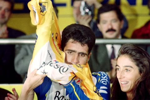 Η πρώτη φορά που το Tour de France ξεκίνησε από την Ισπανία, ήταν το 1992. Στη φωτογραφία, ο Μιγκέλ Ιντουράιν φοράει την πρώτη κίτρινη φανέλα εκείνης της διοργάνωσης, μετά τη νίκη του στον πρόλογο του Σαν Σεμπαστιάν (4/7/1992). 