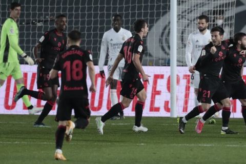 Οι παίκτες της Ρεάλ Σοσιεδάδ πανηγυρίζουν γκολ στο "Αλφρέδο Ντι Στέφανο" κόντρα στην Ρεάλ σε ματς της La Liga