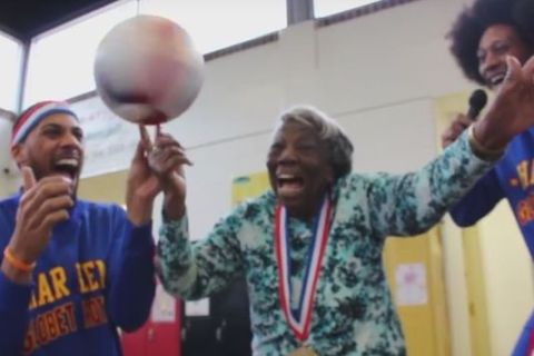 Γιαγιά 107 ετών χορεύει με τους Harlem Globetrotters!