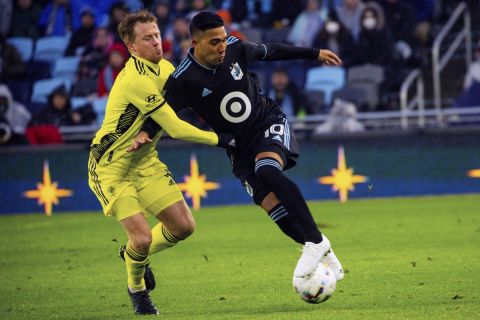 Ο Εμάνουελ Ρεϊνόσο της Μινεσότα κόντρα στον ΜακΚάρτι του Νάσβιλ σε ματς για το MLS στη Μινεσότα