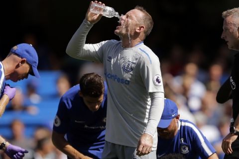 Everton's Wayne Rooney pours water on his face during the English Premier League soccer match between Chelsea and Everton at Stamford Bridge stadium in London, Sunday, Aug. 27, 2017. (AP Photo/Alastair Grant)