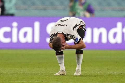 Ο Τζόσουα Κίμιχ σε αναμέτρηση της Εθνικής Γερμανίας στο Μουντιάλ κόντρα στην Ιαπωνία μετά από γκολ που δέχτηκε η Μάνσαφτ