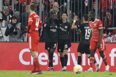 Οι παίκτες της Άιντραχτ πανηγυρίζουν γκολ που σημείωσαν κόντρα στην Μπάγερν για την Bundesliga 2022-2023 στην "Άλιαντς Αρένα", Μόναχο | Σάββατο 28 Ιανουαρίου 2023