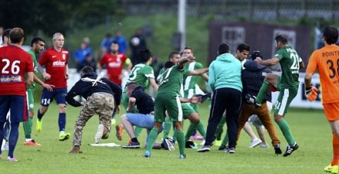 Supporters turques Palestiniens  attaquent les joueurs Israeliens
 NEWS : Altercation Lille vs Maccabi Haifa - 07/23/2014 
