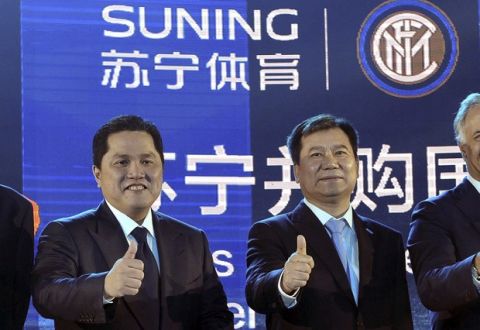 Inter Milan President Erick Thohir, left, and Suning Group Chairman Zhang Jindong give thumbs up during a press conference in Nanjing in eastern China's Jiangsu province Monday, June 06, 2016. Chinese retail giant Suning has bought a majority stake in Inter Milan, marking the latest entry into the European football market by cash-rich Chinese firms. (Color China Photo via AP) CHINA OUT