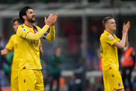 Οι παίκτες της Μπολόνια πανηγυρίζουν την ισοπαλία με τη Μίλαν για τη Serie A 2021-2022 στο "Τζιουζέπε Μεάτσα", Μιλάνο | Δευτέρα 4 Απριλίου 2022