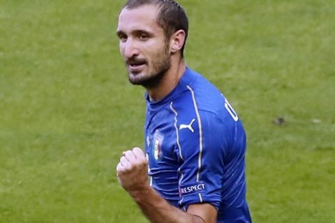 Italy's Giorgio Chiellini celebrates after scoring the opening goal during the Euro 2016 round of 16 soccer match between Italy and Spain, at the Stade de France, in Saint-Denis, north of Paris, Monday, June 27, 2016. (AP Photo/Francois Mori)