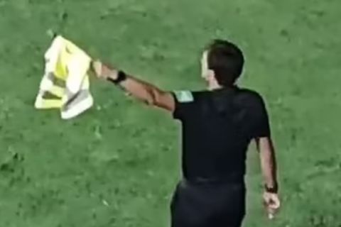 Ο βοηθός διαιτητή στο Χιλή - Αργεντινή χρησιμοποίησε σκουπόξυλο με γιλέκο αντί για σημαιάκι