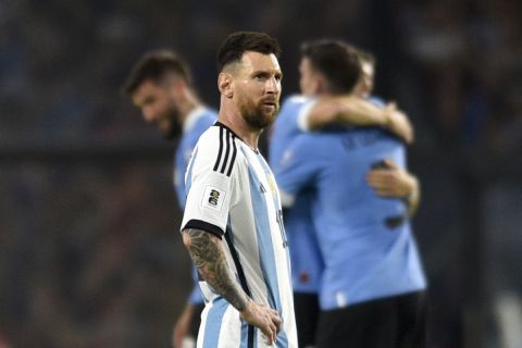 Ο Λιονέλ Μέσι μετά την ήττα της Αργεντινής από την Ουρουγουάη στην 5η αγωνιστική της προκριματικής φάσης του Παγκοσμίου Κυπέλλου 2026 στη ζώνη της Ν. Αμερικής