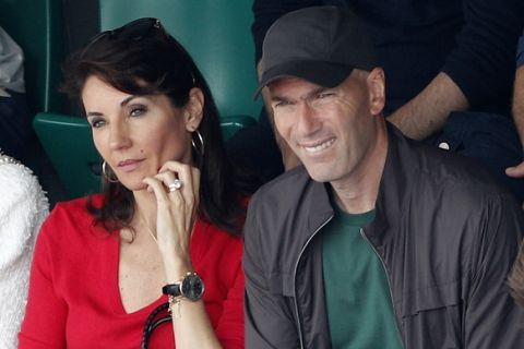 Fomer Real Madrid coach Zinedine Zidane and his wife Veronique watch Spain's Rafael Nadal playingAustria's Dominic Thiem during the men's final match of the French Open tennis tournament at the Roland Garros stadium, Sunday, June 10, 2018 in Paris. (AP Photo/Christophe Ena)