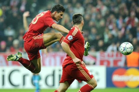 Bayern Munich's striker Mario Gomez (L) scores the second goal for Munich beside his French teammate Franck Ribery during the Group A Champions League football match FC Bayern Munich vs SSC Napoli in the Allianz Arena in the southern German city of Munich on November 2, 2011. AFP PHOTO / CHRISTOF STACHE (Photo credit should read CHRISTOF STACHE/AFP/Getty Images)