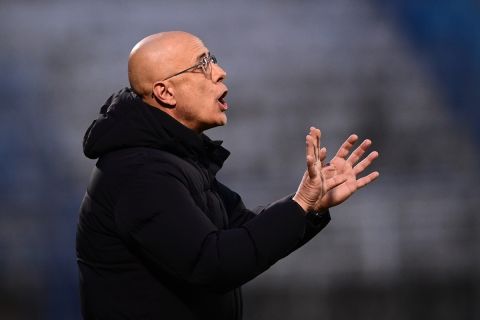 Ο προπονητής της Λαμίας, Λεωνίδας Βόκολος, σε στιγμιότυπο της αναμέτρησης με τον Ολυμπιακό για τη Stoiximan Super League 2023-2024 στο "Αθανάσιος Διάκος" | Τετάρτη 3 Ιανουαρίου 2024