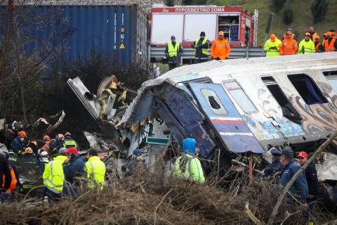 Σύγκρουση τρένων στα Τέμπη: Στους 40 οι νεκροί, συνεχίζονται οι έρευνες στα συντρίμμια