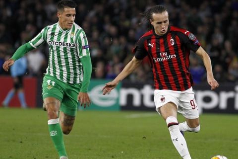 AC Milan's Diego Laxalt fights for the ball against Betis' Cristian Telli during the Europa League, Group F soccer match between AC Milan and Betis, at the Benito Villamarin Stadium in Seville, Spain, Thursday, Nov. 8, 2018. (AP Photo/Manuel Gomez)