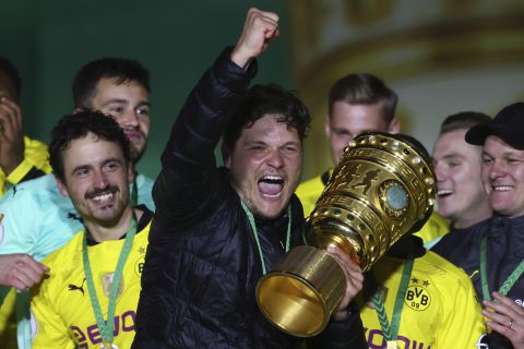 Ο Έντιν Τέρζιτς πανηγυρίζει την κατάκτηση του Κυπέλλου Γερμανίας με την Ντόρτμουντ