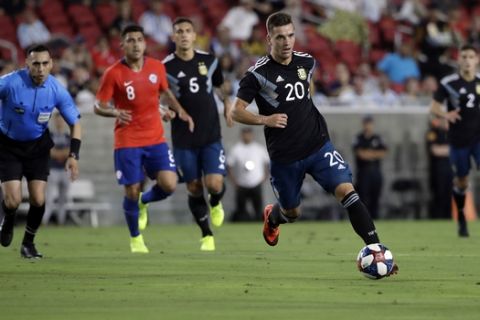 Argentina's Giovani Lo Celso dribbles against Chile during the first half of an international friendly soccer match Thursday, Sept. 5, 2019, in Los Angeles. (AP Photo/Marcio Jose Sanchez)