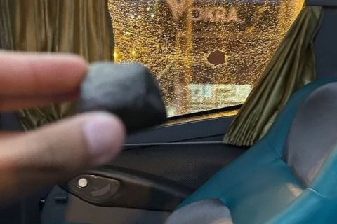 Οι οπαδοί της Τίγκρε έριξαν πέτρες στο λεωφορείο της ομάδας τους γιατί το μπέρδεψαν με των αντιπάλων